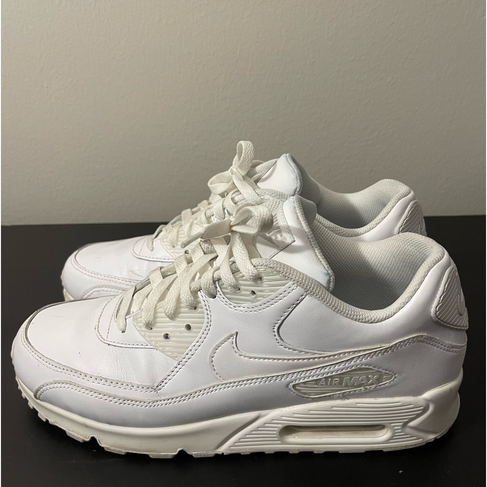 I’m selling some white air max size 10